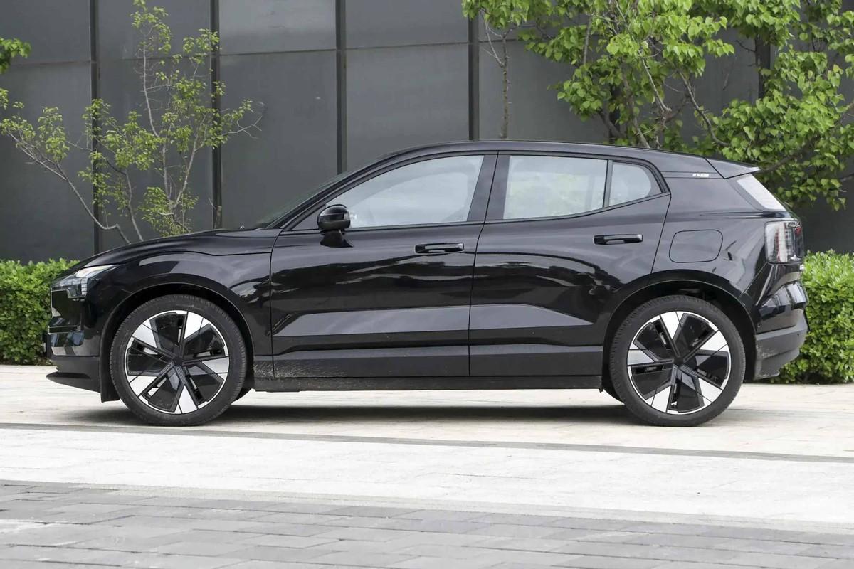 新車盤點(diǎn):榮威D5X DMH、沃爾沃EX30、吉利新博越L上市