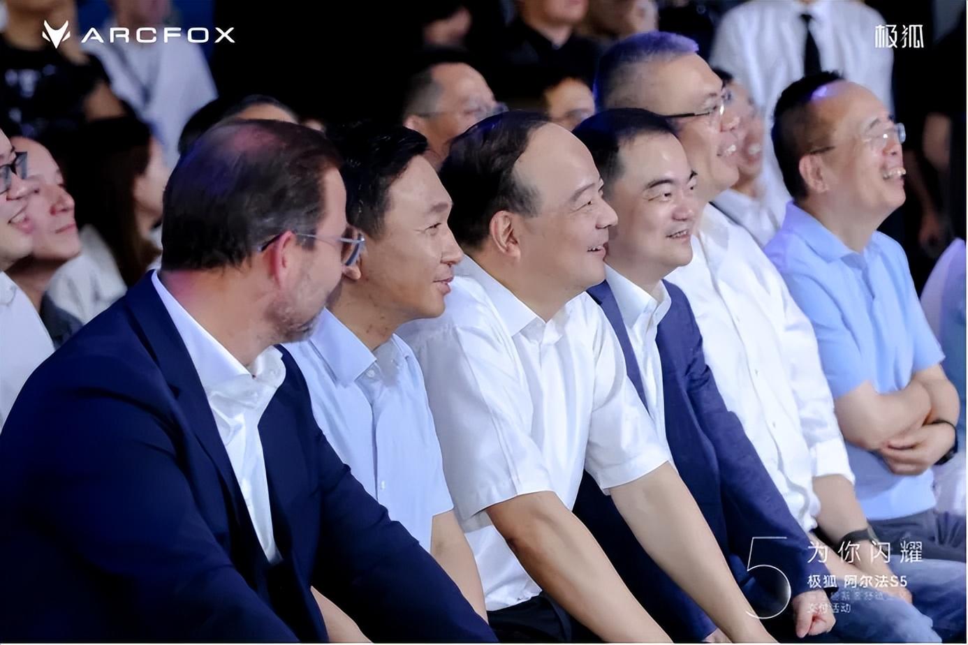 北汽+寧德時代+麥格納三巨頭合體 極狐阿爾法S5上市即交付