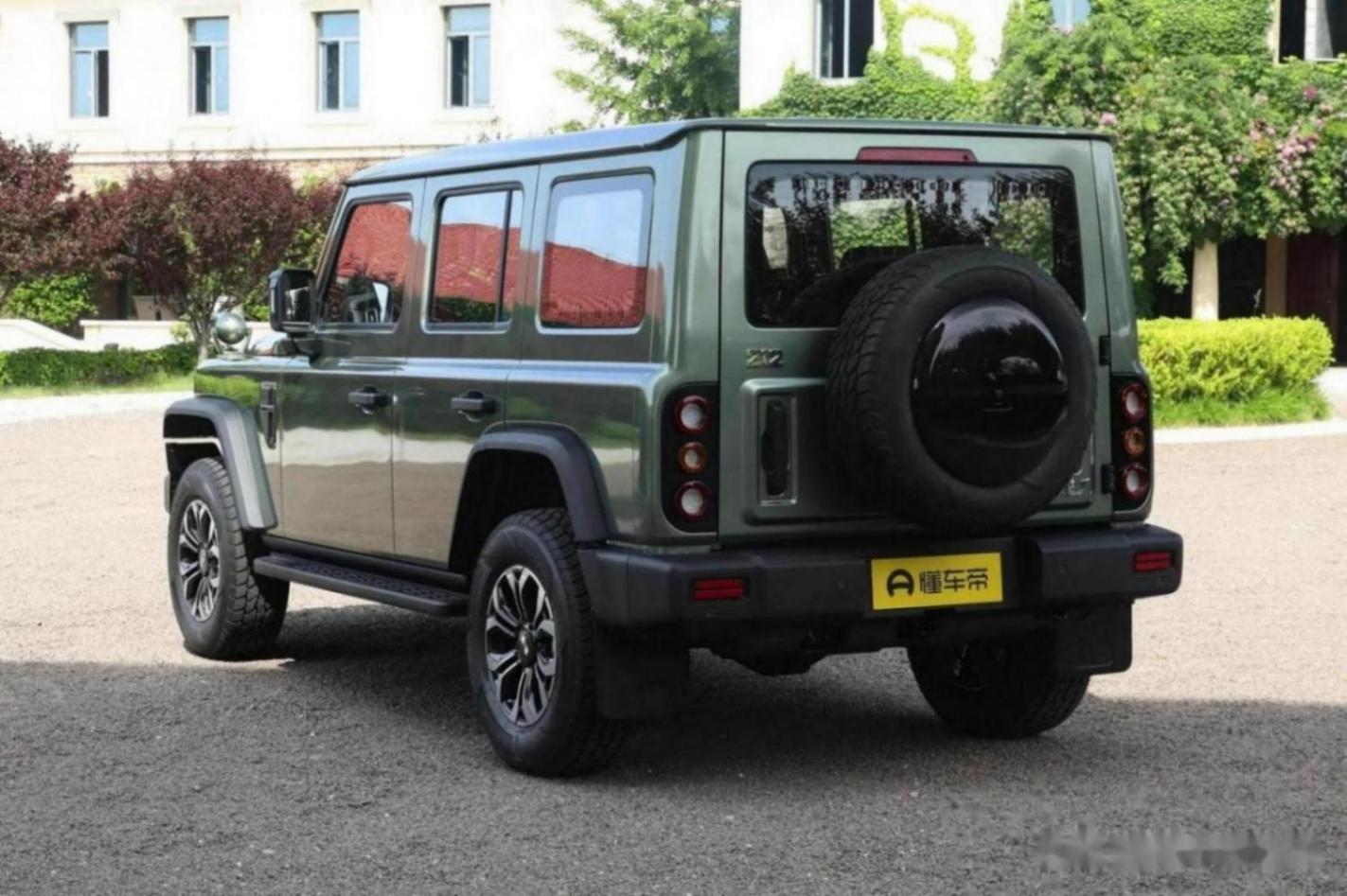 新車|年底上市/現款售價9.99萬元起北汽制造新212亞光黑實車曝光