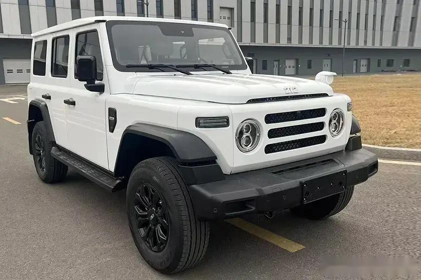 新車|年底上市/現款售價9.99萬元起北汽制造新212亞光黑實車曝光
