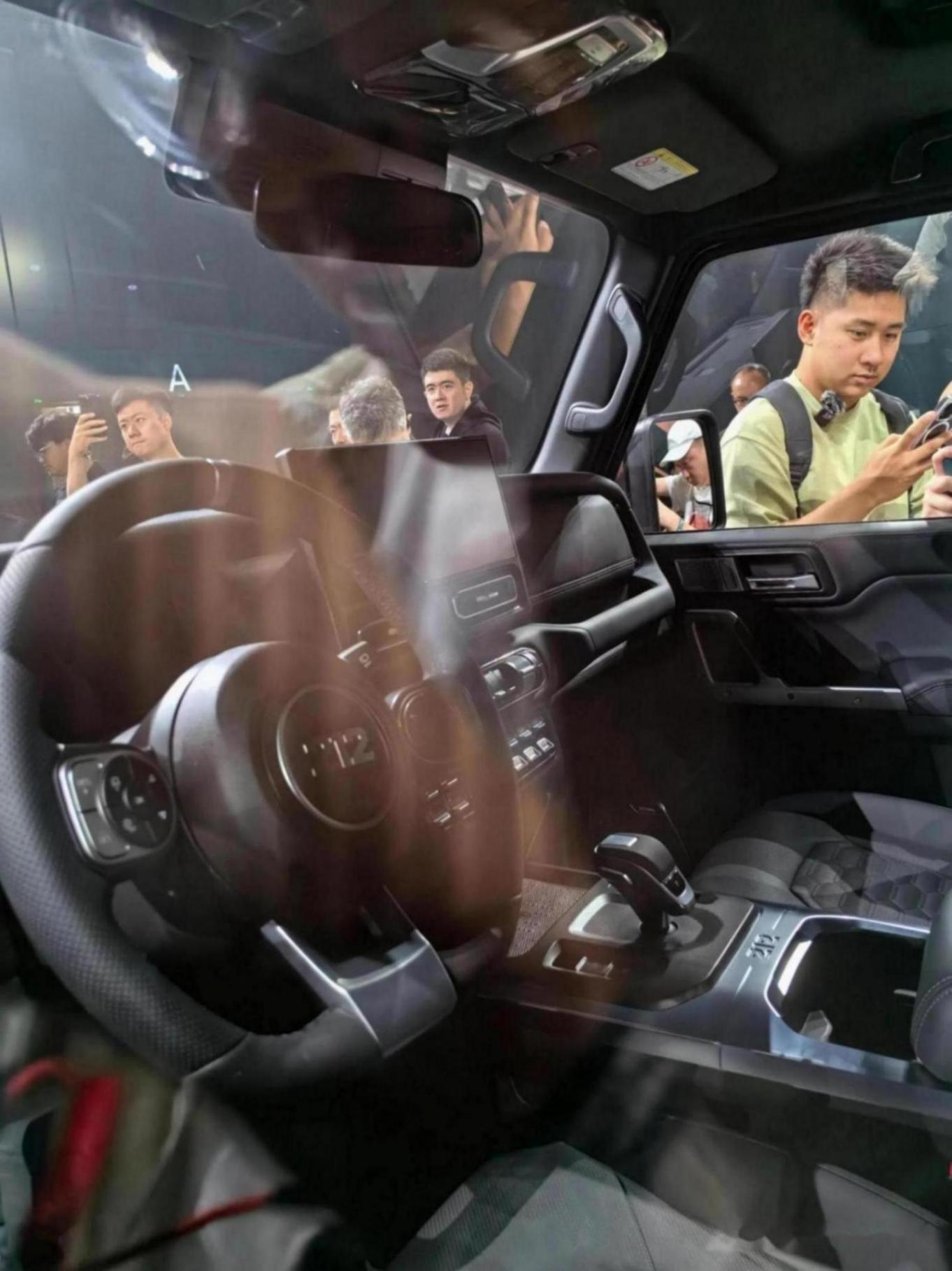 新車|年底上市/現款售價9.99萬元起北汽制造新212亞光黑實車曝光