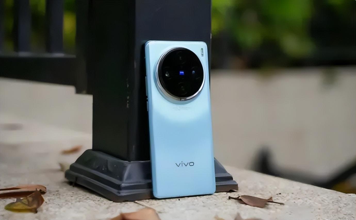 vivo X200配置曝光,搭載小尺寸直屏窄邊設計,依舊有光學指紋