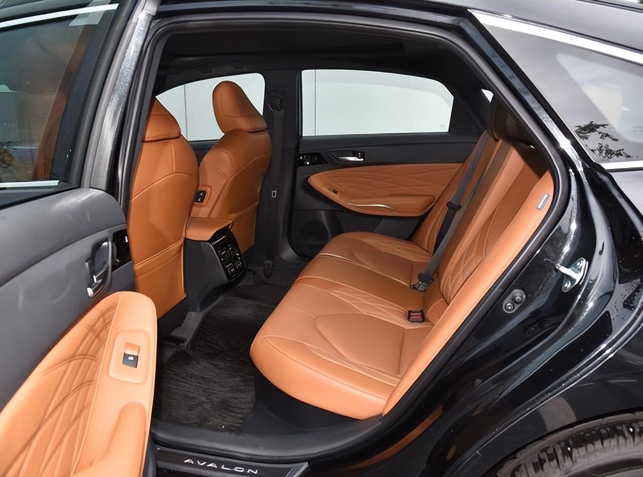 一汽豐田的“王牌”,車長4990mm,新增兩款配色,價格還有驚喜