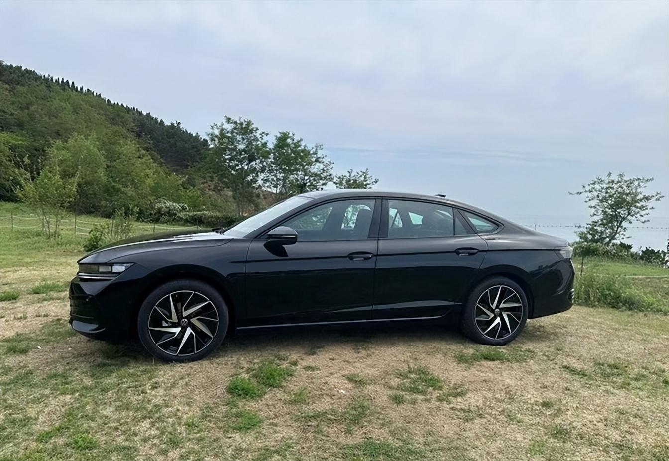 全新邁騰:老朋友換新裝,德系B級車還能在電動車時代翻身嗎?