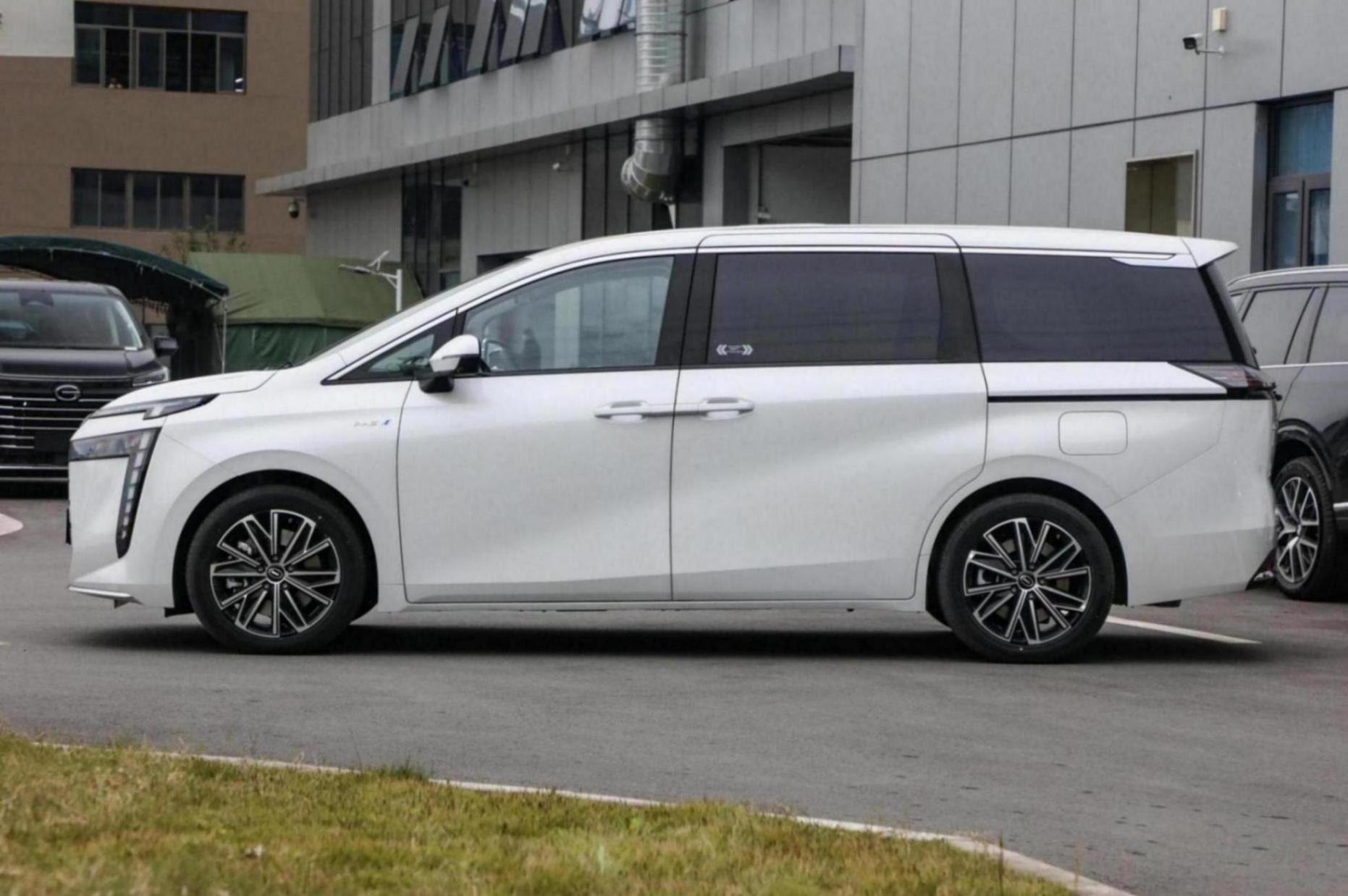 新車 | 售價16.68萬元起,2.0升油混系統,廣汽傳祺E8榮耀系列上市