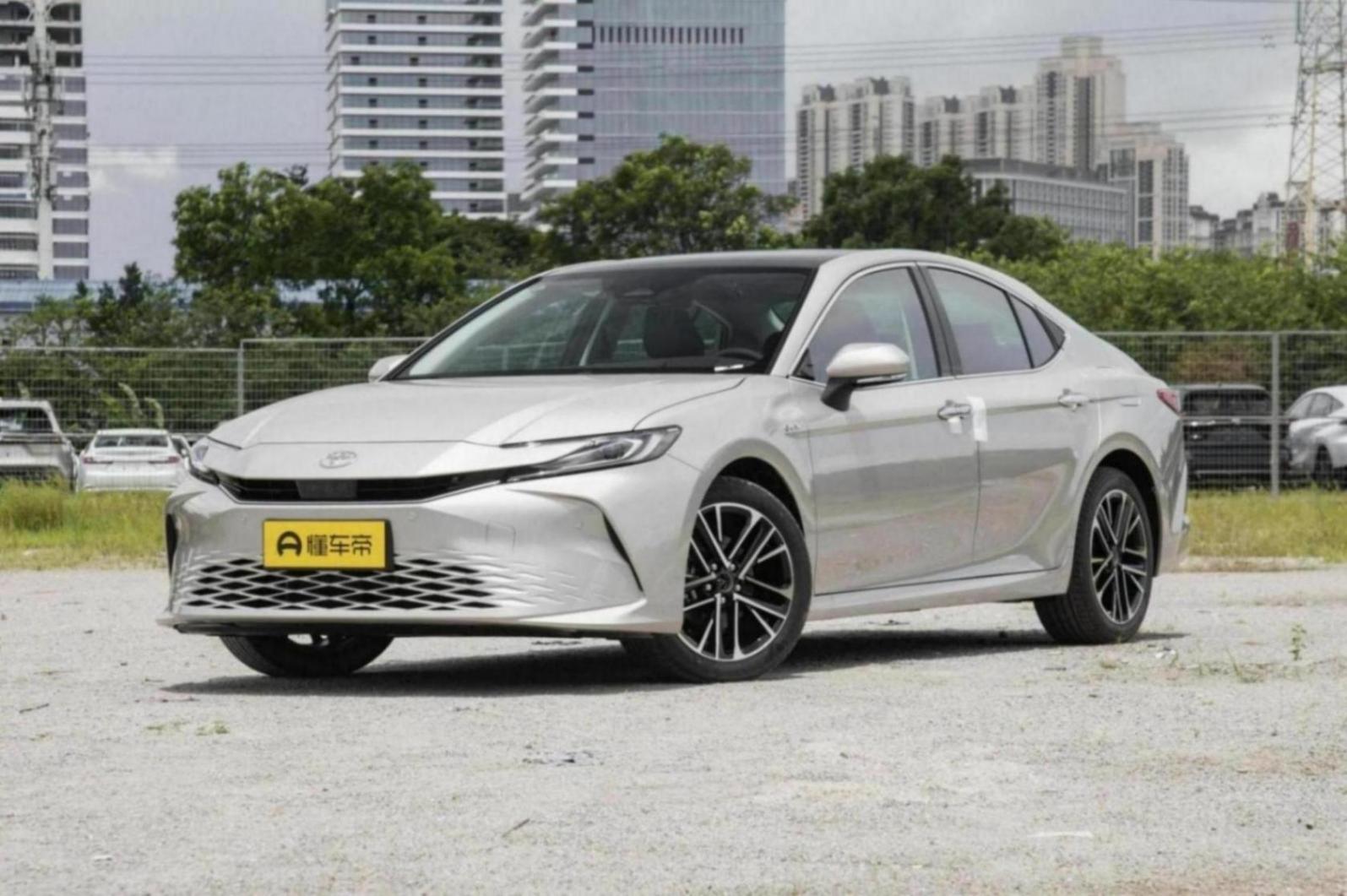 搭載雙擎動力,WLTC綜合油耗4.55L/100km,第九代凱美瑞怎么樣?