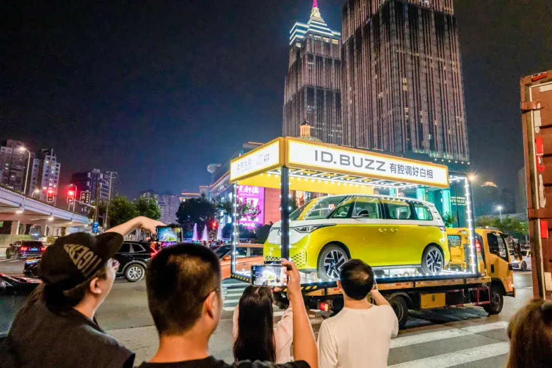 讓經典老車變身“顯眼包”,上汽大眾在夏日淡季炒熱門店氛圍