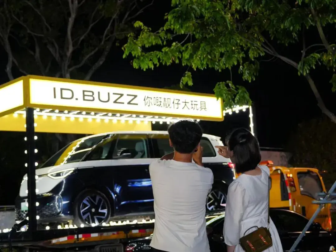 讓經典老車變身“顯眼包”,上汽大眾在夏日淡季炒熱門店氛圍