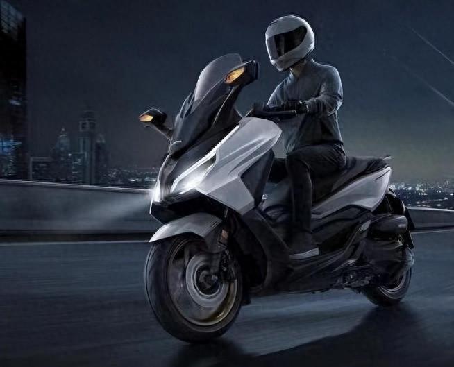 全新本田FORZA 350發(fā)布,外觀動感前衛(wèi),換裝5英寸儀表,期待