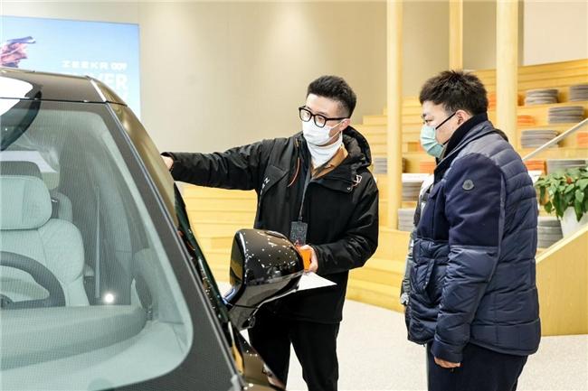 純電市場風(fēng)云變,極氪30萬交付,誰是下一個(gè)跟跑者?