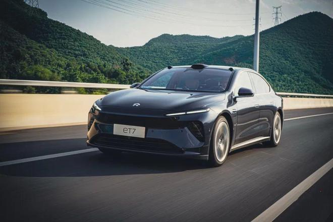 國產中大型豪華轎車,3.8s破百,配雙腔空懸+雙電機四驅,蔚來ET7
