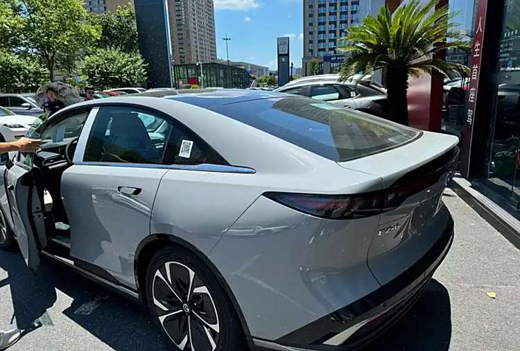 無框車門+電動尾翼,馬自達(dá)EZ-6實車現(xiàn)已到店,預(yù)計15萬元起售