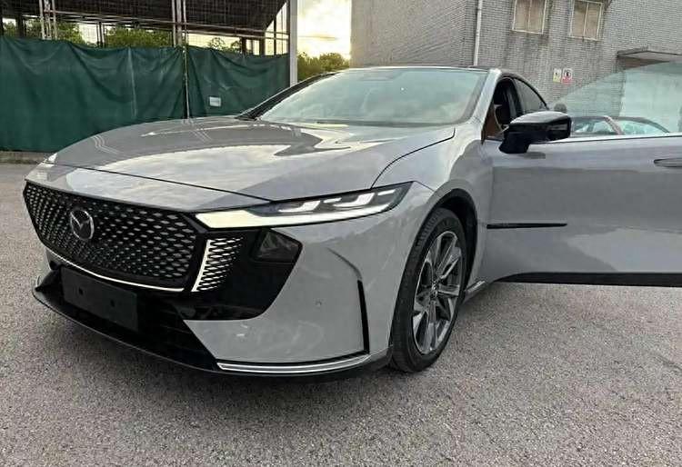 無框車門+電動尾翼,馬自達(dá)EZ-6實車現(xiàn)已到店,預(yù)計15萬元起售