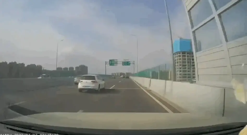 離譜!小鵬以50邁追尾撞人,智能駕駛成安全隱患?