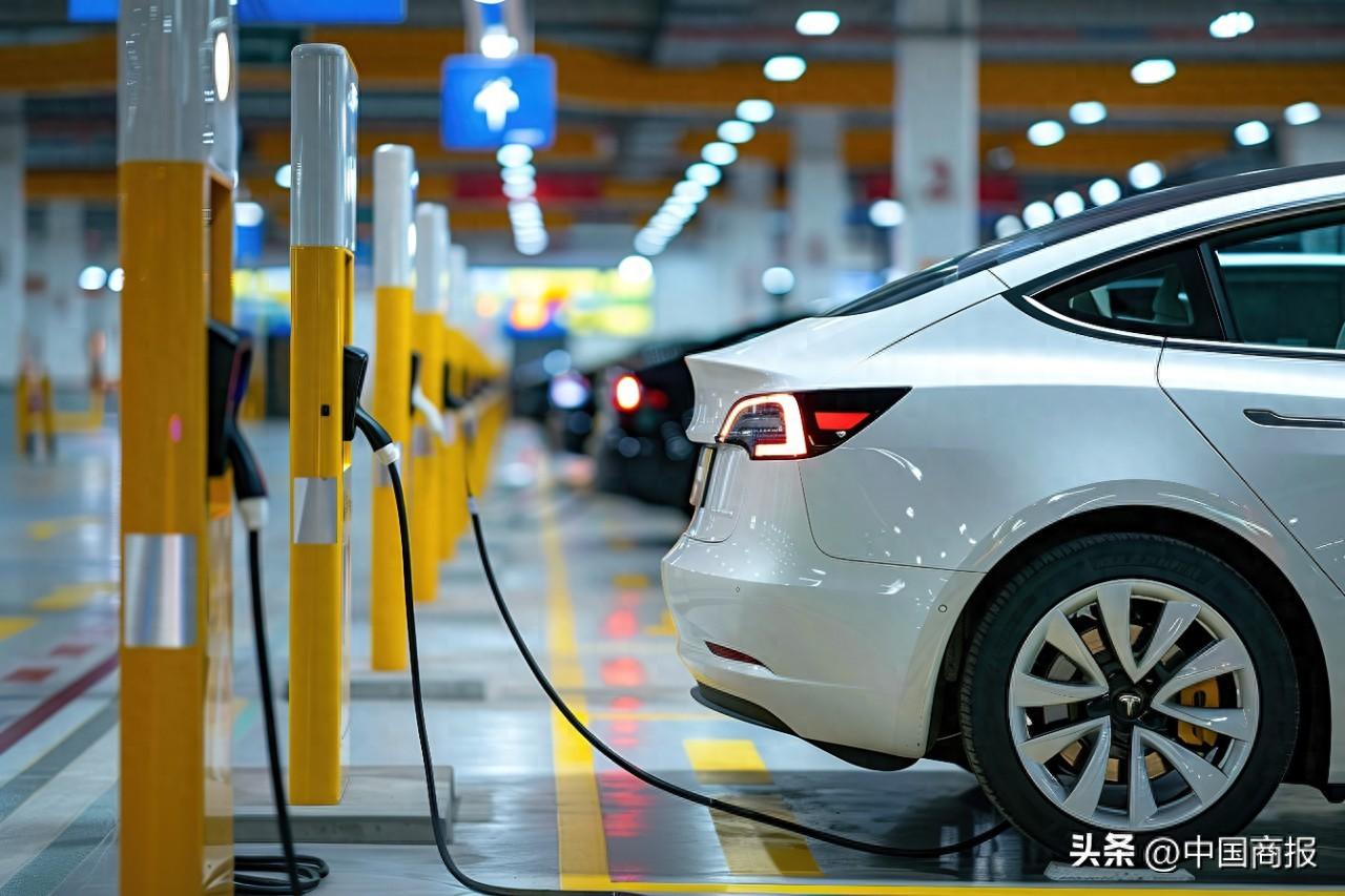 新能源汽車銷量首超燃油車,奔馳、奧迪等退出價(jià)格戰(zhàn)已有連鎖反應(yīng),車企進(jìn)退之間有哪些博弈?