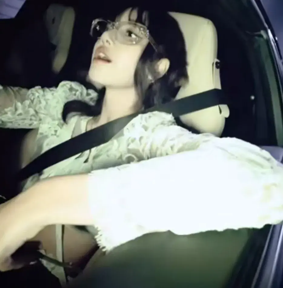 真富婆!Lisa單手開法拉利,這輛車價值500多萬!