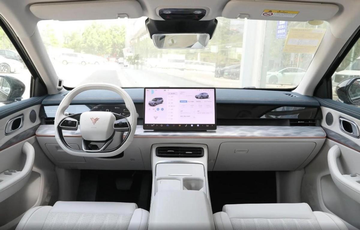 12.99萬起,310km純電續航,饋電油耗5.8升,哪吒L增程車型導購