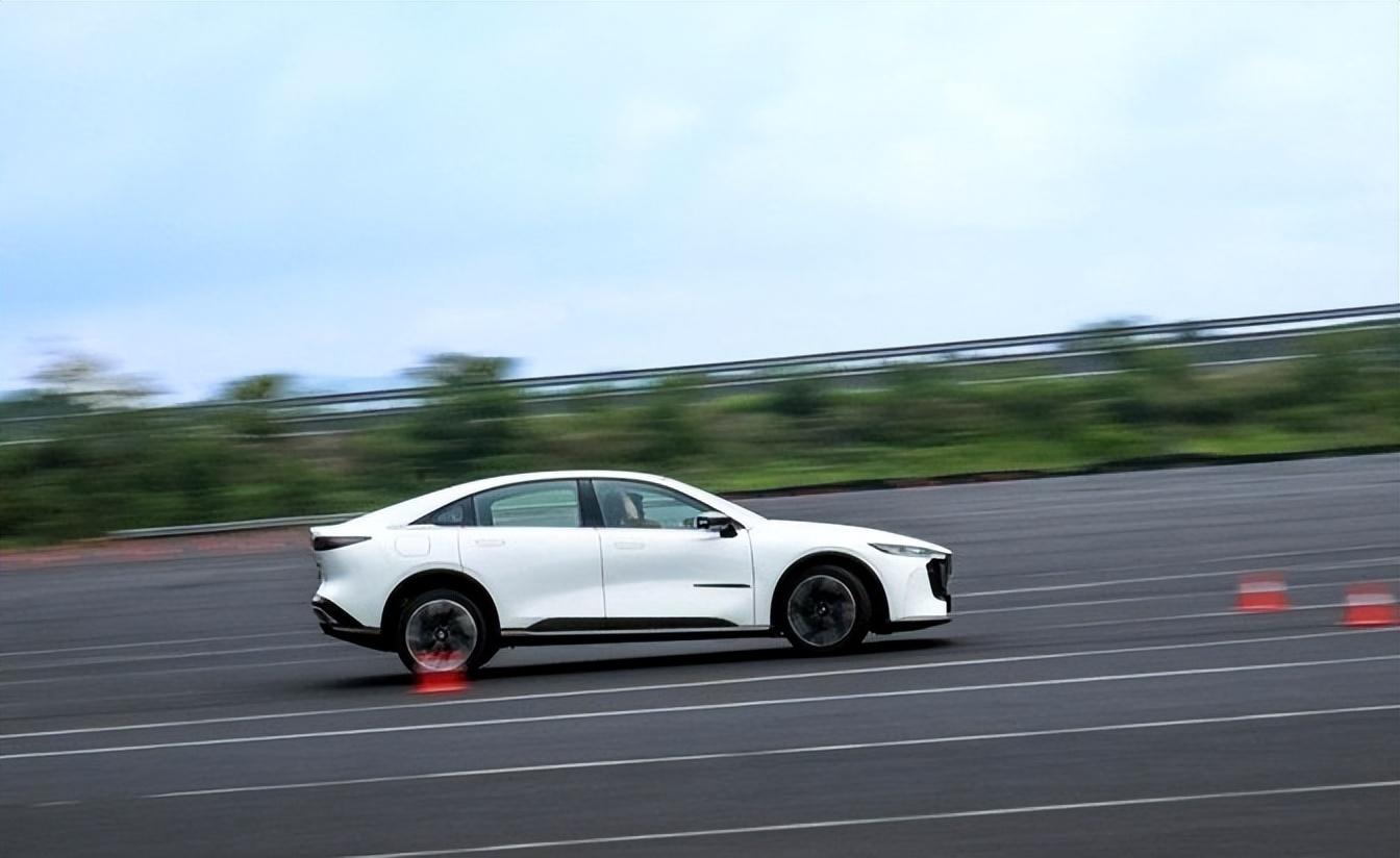 更純粹的馬自達:EZ-6為電動時代操控定義“溯本追源”