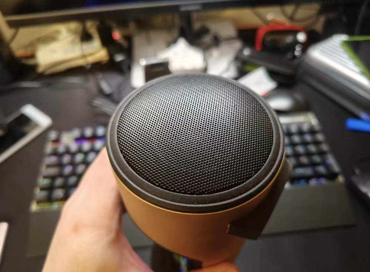 自帶5.5寸屏的便攜音響,隨便裝安卓軟件,內置大電池