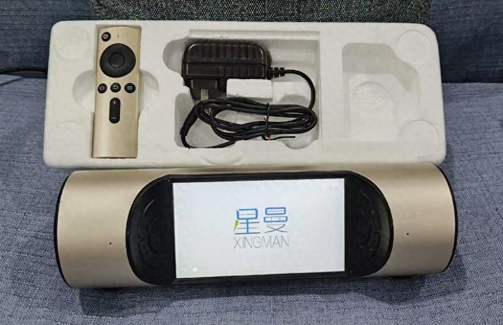 自帶5.5寸屏的便攜音響,隨便裝安卓軟件,內置大電池