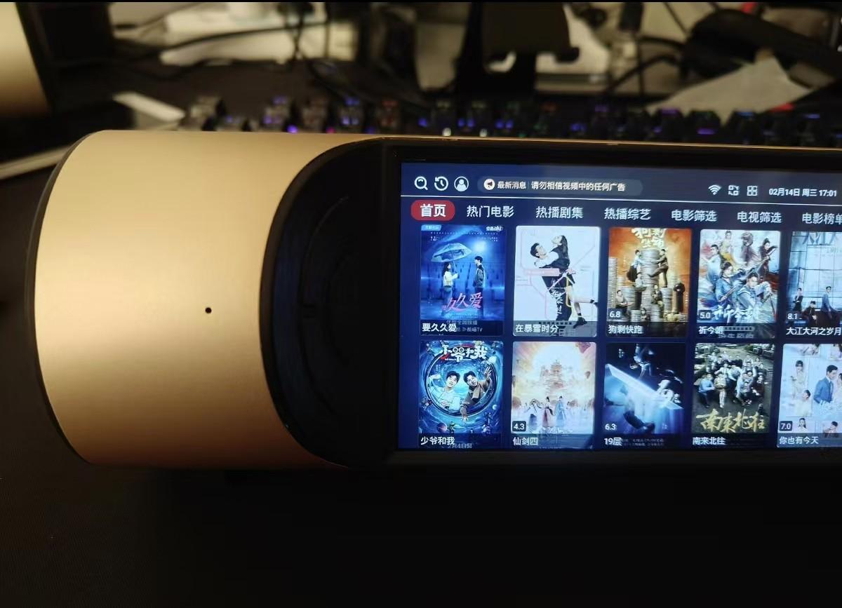 自帶5.5寸屏的便攜音響,隨便裝安卓軟件,內置大電池