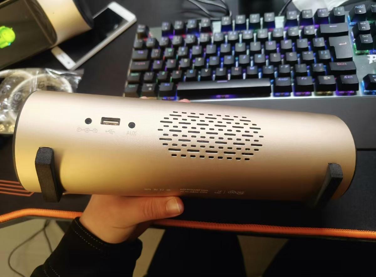 自帶5.5寸屏的便攜音響,隨便裝安卓軟件,內置大電池