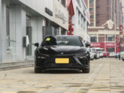 新能源運動轎車,家用出行新選擇,性價比極高,解讀哪吒S