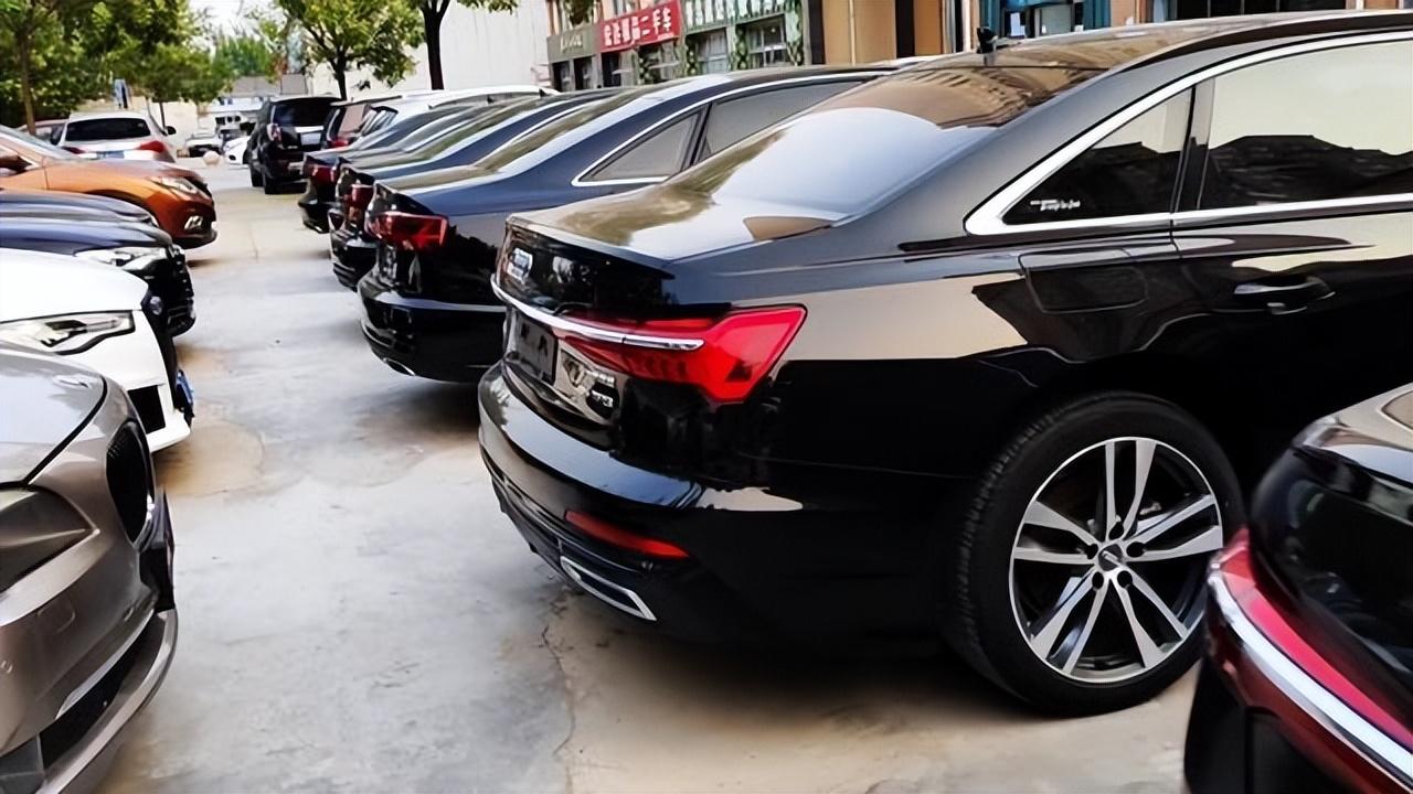 奧迪油車全系價格“大跳水”,A4L、Q5L、A6L搶著降,市場變了?