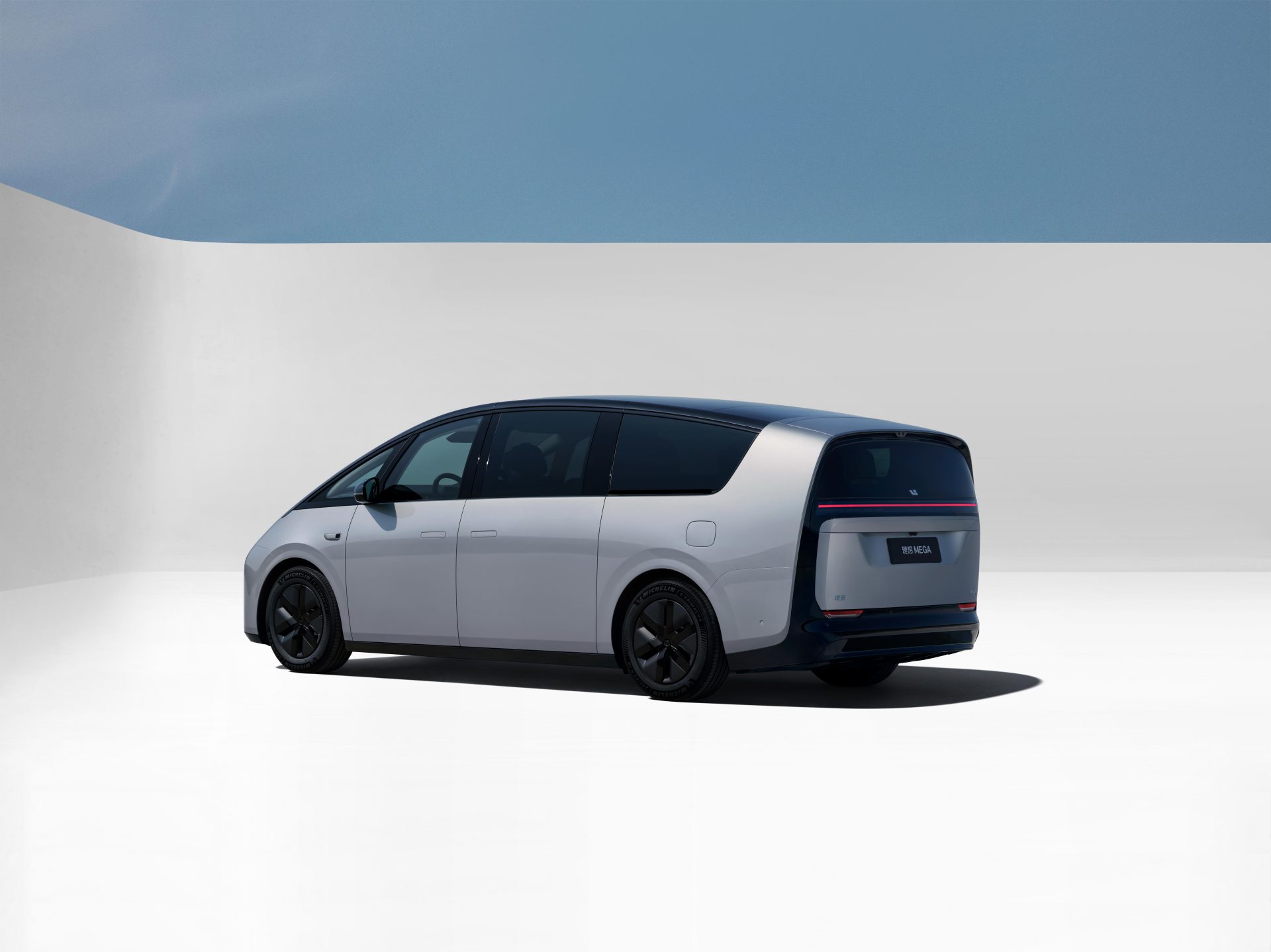 死磕純電!理想新車明年發(fā),會(huì)重蹈MEGA覆轍嗎?