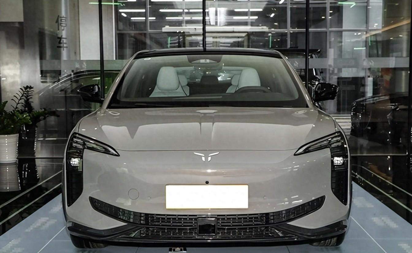 紅旗終于發力了!新車長近5米,619馬力破百僅3.5秒,續航820千米