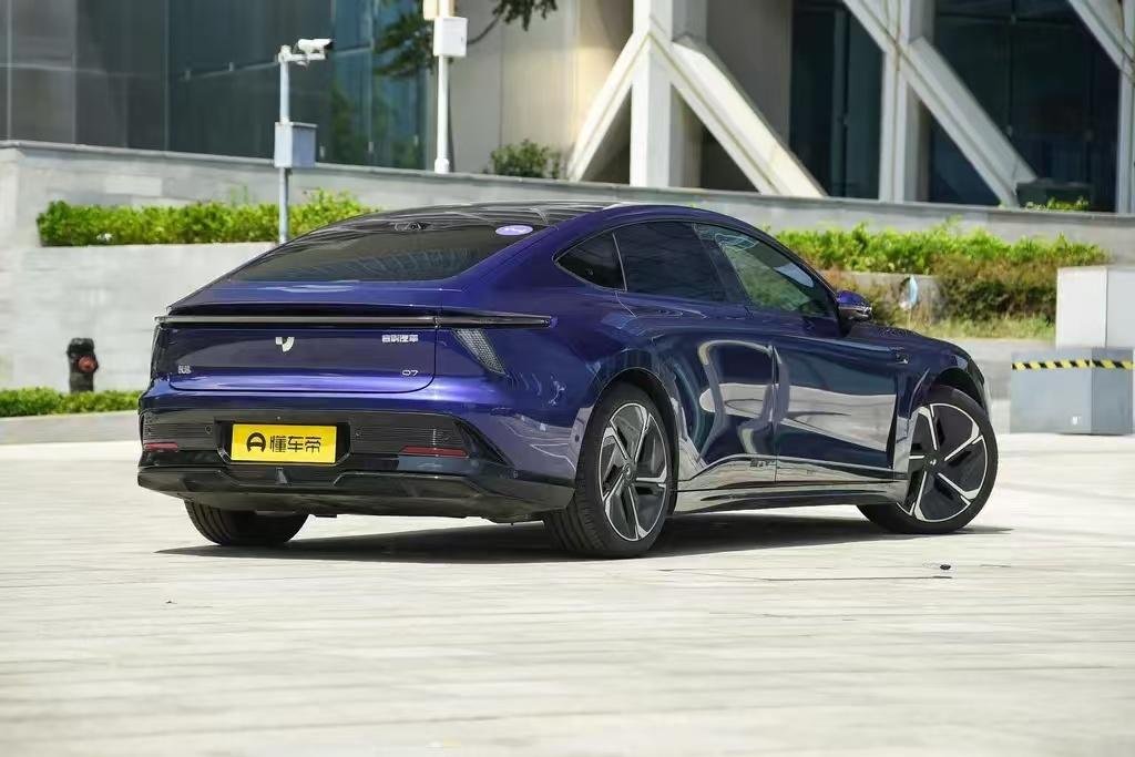 純電中大型轎車對比,極越07VS小米SU7
