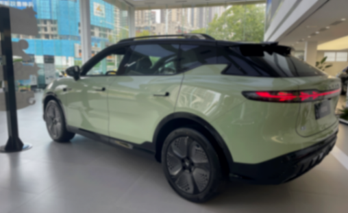 搭載可滑移中控屏,車內能娛樂能辦公?體驗嵐圖知音
