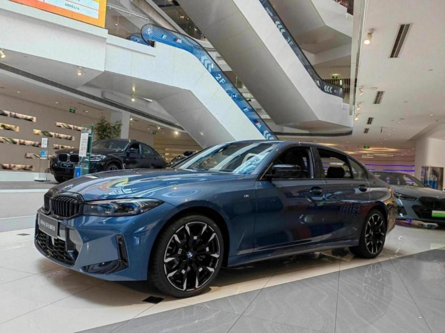 取消2.0T低功率發動機,新增水晶電子擋桿,新款寶馬3系實車到店