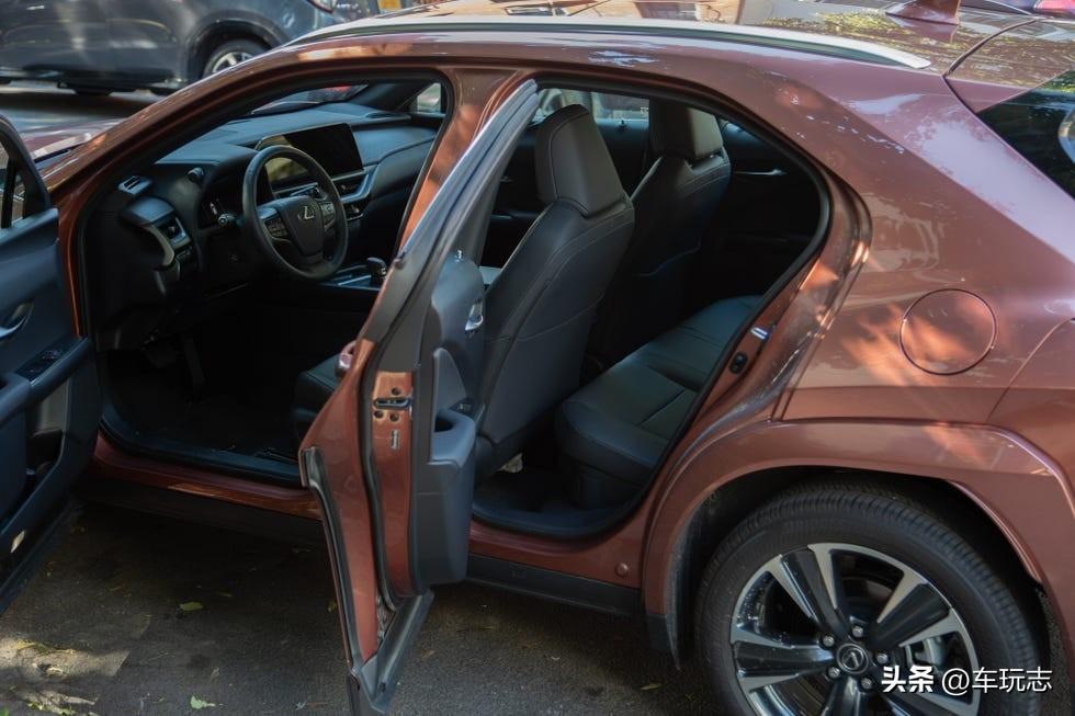 2025 款雷克薩斯 UX 300h AWD:不想要普銳斯之選