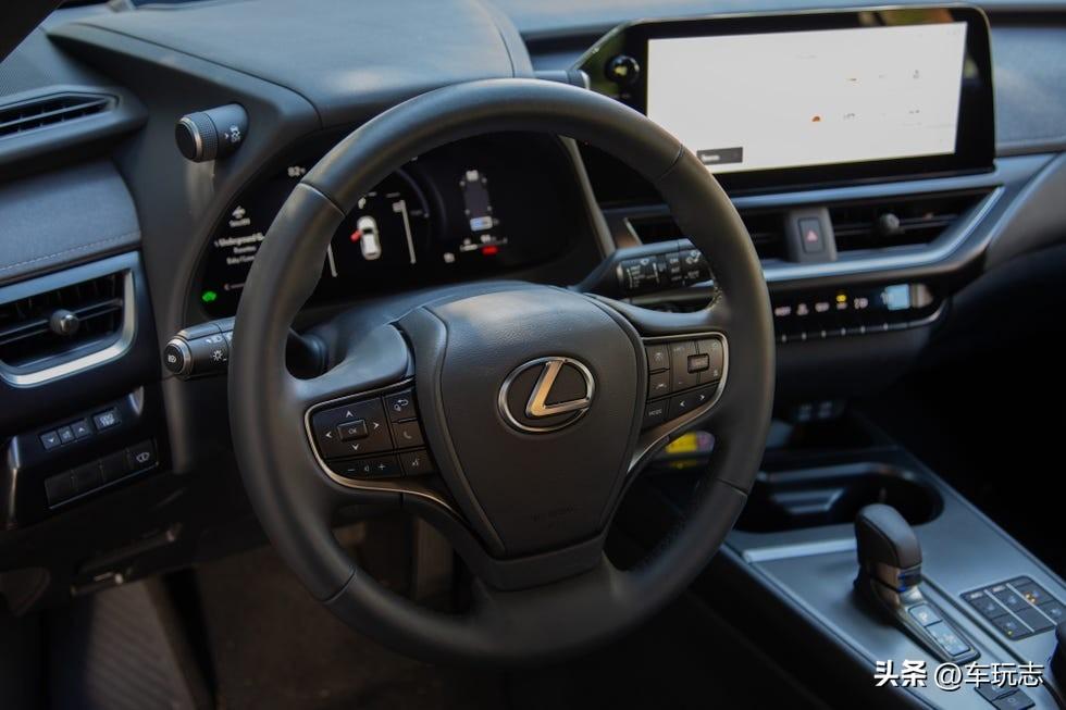 2025 款雷克薩斯 UX 300h AWD:不想要普銳斯之選