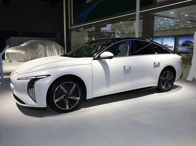 東風的“黑馬”,車長4935mm,風阻0.191,6.67s破百、續航555km