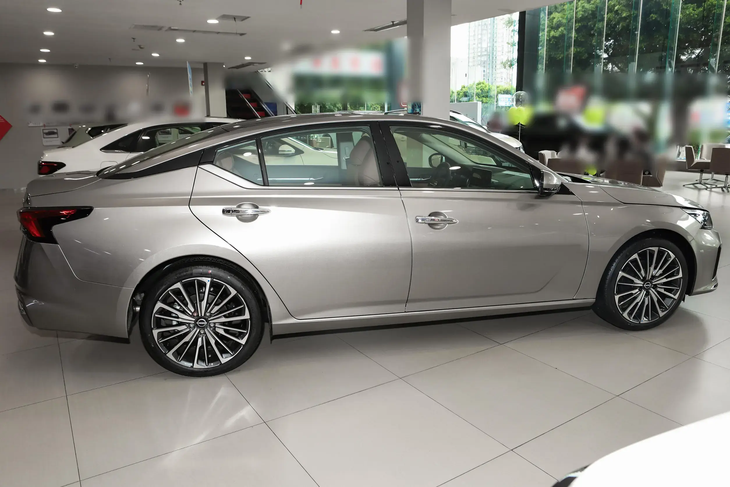 日產天籟,優惠5.29萬元,2.0T發動機,配置豐富,值得入手嗎?
