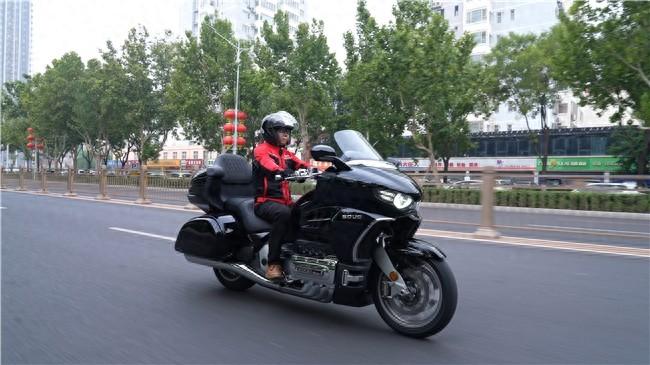 魏建軍親自試駕長(zhǎng)城靈魂摩托,展現(xiàn)無限熱愛與情懷