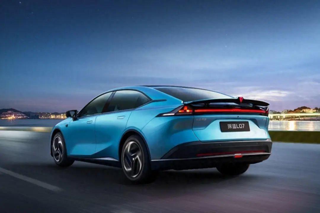 同是20萬級純電中型熱門轎車!深藍L07與海豹07 DM-i ,怎么選?