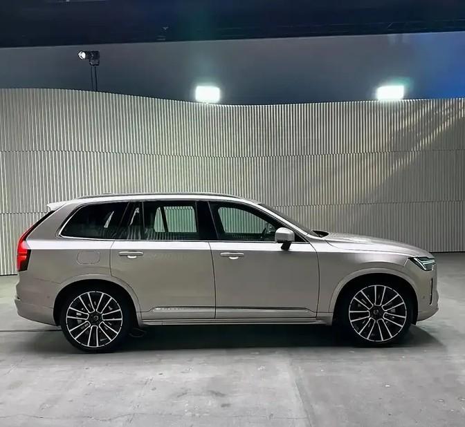 新款沃爾沃XC90實車首秀,配置升級亮點多,國內上市指日可待