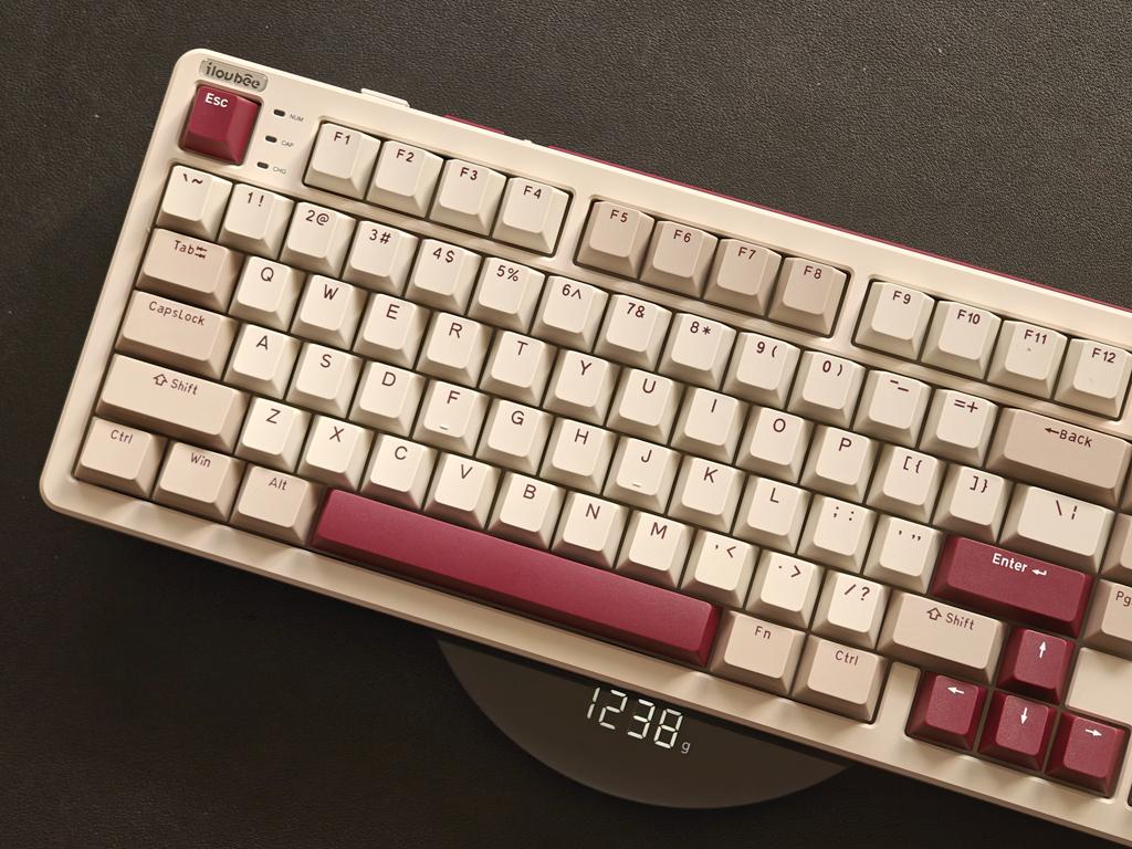 復古高顏值、麻將音好手感!iLovbee B98 三模膠坨坨機械鍵盤體驗