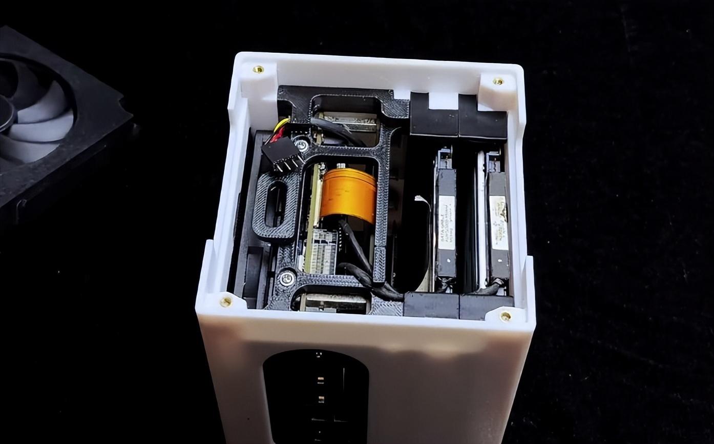 大神“手捏版”mini NAS,屁大點(diǎn)地方,竟能塞下6個(gè)硬盤