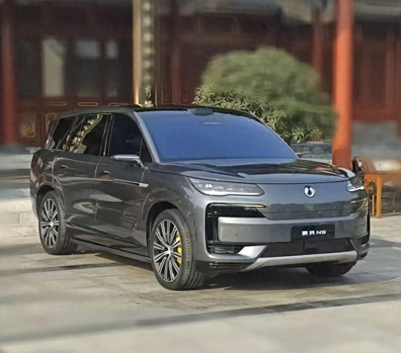 騰勢(shì)N9實(shí)車(chē)亮相,比問(wèn)界M9大一圈,氣場(chǎng)不輸路虎,搭載易三方技術(shù)
