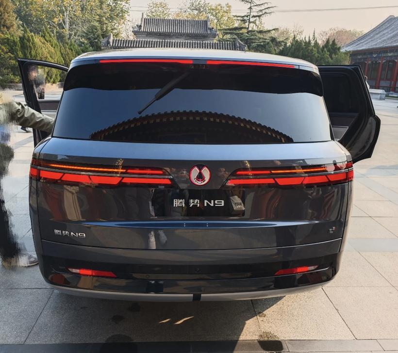 騰勢(shì)N9實(shí)車(chē)亮相,比問(wèn)界M9大一圈,氣場(chǎng)不輸路虎,搭載易三方技術(shù)