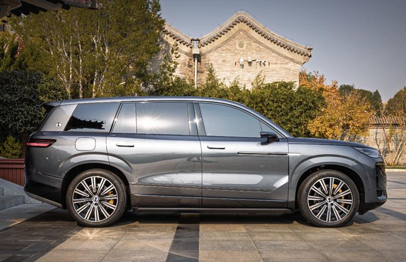 騰勢(shì)N9實(shí)車(chē)亮相,比問(wèn)界M9大一圈,氣場(chǎng)不輸路虎,搭載易三方技術(shù)