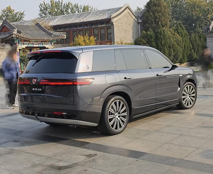 騰勢(shì)N9實(shí)車(chē)亮相,比問(wèn)界M9大一圈,氣場(chǎng)不輸路虎,搭載易三方技術(shù)