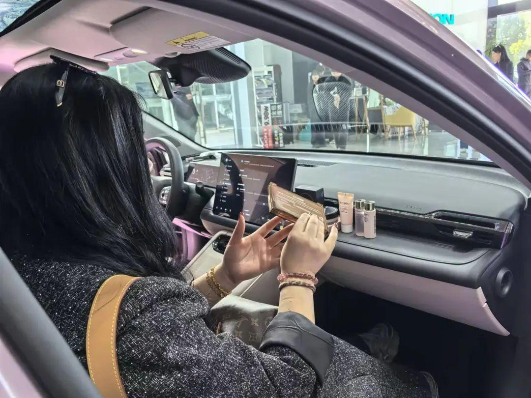 智駕體驗 城市試駕埃安RT 變道起步避讓樣樣精通
