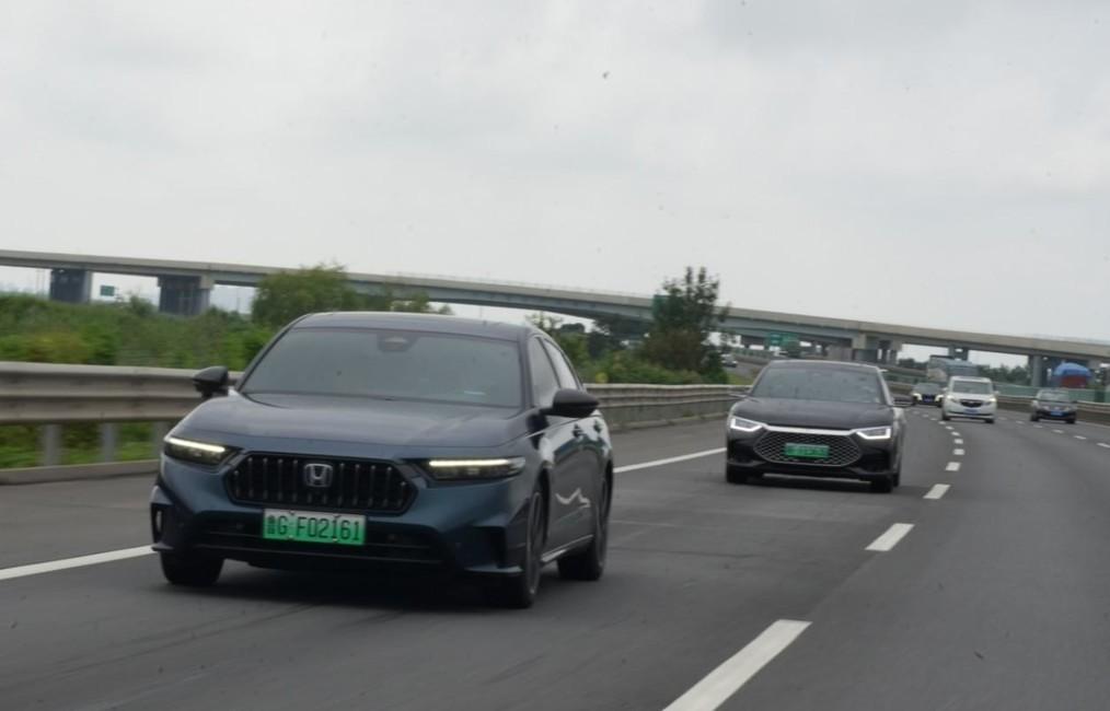 1000公里續航+106km純電!本田硬剛比亞迪,混動技術誰更強?