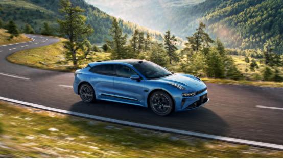都在卷“AI+車”,2025款極氪001、阿維塔12、騰勢N7誰更強?