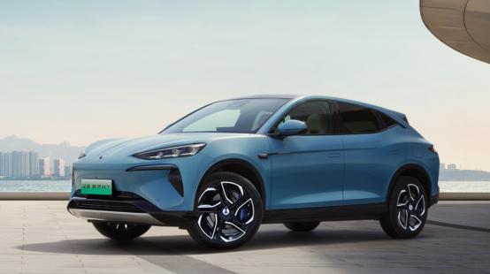 都在卷“AI+車”,2025款極氪001、阿維塔12、騰勢N7誰更強?